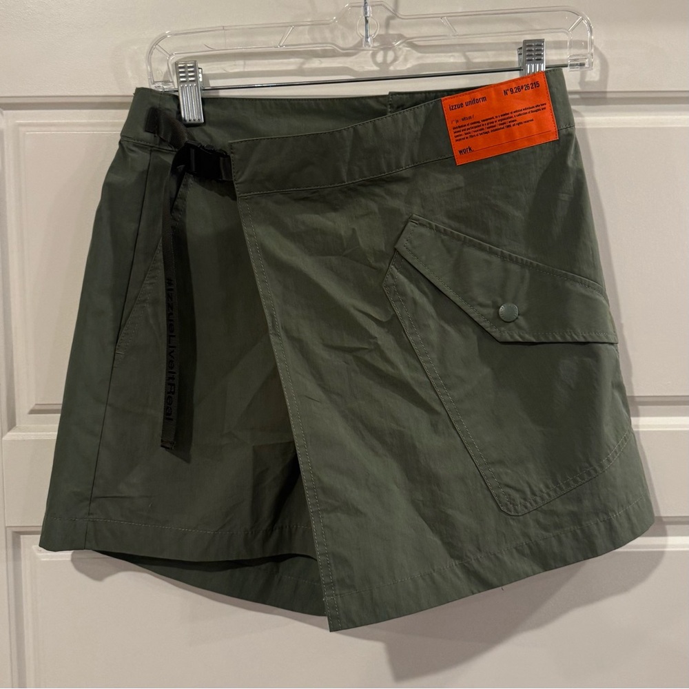 Izzue Uniform Olive Green Cargo Mini Skort Women’s Size Medium‎ New